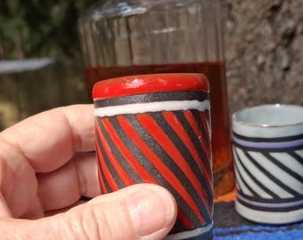Ręcznie robiony ceramiczny kieliszek do shotów