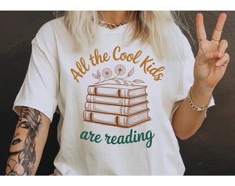 Camiseta "Todos los chicos geniales están leyendo" / Camiseta con pila de libros para leer