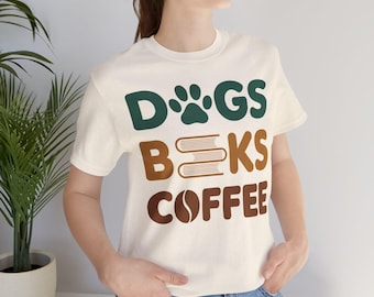 Camiseta con diseño de perros, libros y café / Huella de perro, pila de libros y grano de café.