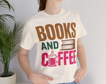 Camiseta de Libros y Café / Lectura, pila de libros, taza de café