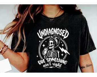 Sin diagnosticar, pero algo no anda bien. Camiseta de café con esqueleto / Calavera, relámpago, estilo retro.