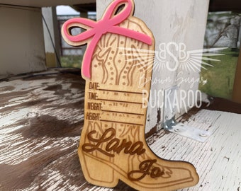 Letrero de anuncio de bebé con lazo y botas - Letrero de madera de vaquera para bebé - Letrero de datos de nacimiento - Bebé del oeste - Bebé vaquero