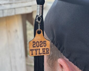 Dije de borla de cuero personalizado para etiqueta de oreja - Dije de borla de cuero para birrete de graduación (Borla NO incluida) - Estudiantes de último año de 2026 - Clase de 2026