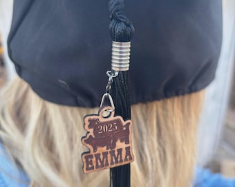 Dije de borla de cuero personalizado con forma de animal de exhibición de ganado - Dije de borla de cuero para birrete de graduación (borla NO incluida) - Estudiantes de último año de 2026 - Clase de 2026