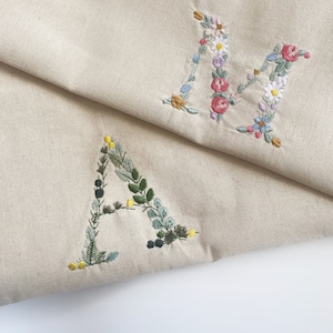 Bolsa de mano personalizada con bordado floral botánico e inicial / Plantas Calicó | Bolsas de novia | Regalo / Bolsa de lona de algodón reutilizable y ecológica