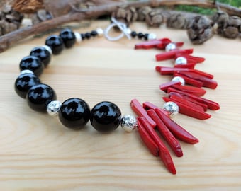 Collana bavaglino in onice e corallo rosso che manifesta la passione, girocollo con pietre preziose spesse, perle grandi, rosso e nero, lastre di corallo grezzo, regalo per la moglie
