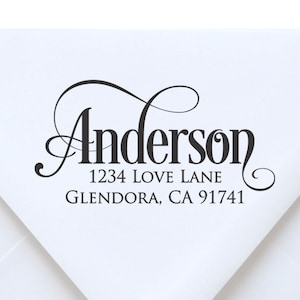Op de afbeelding: Een zwart-witte retouraddres-stempel met de naam "Anderson" in een cursief lettertype. Het adres is "1234 Love Lane, Glendora, CA 91741".