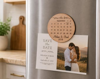 Imán con calendario de madera grabado para reservar la fecha, invitaciones de boda.