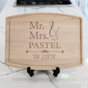 M. & Mme Planche à découper, Planche à découper personnalisée, Planche à fromage personnalisée, Planche à découper Cadeau de mariage, Cadeau de pendaison de crémaillère