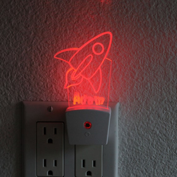 Enchufe de luz nocturna de Rocket Kid Plug Enchufe de luz nocturna  personalizado Enchufe de luz nocturna de Kid's Night Light Plug Dormitorio  del niño NLP-ACR-ROCKET -  España