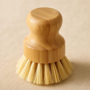 Puede incluir: Un cepillo redondo para lavar platos de bamb&uacute; natural con un cabezal de cerdas de color claro. El cepillo presenta un mango redondeado para un f&aacute;cil agarre y un dise&ntilde;o compacto. Las cerdas son de color beige claro y el mango es de color marr&oacute;n claro.