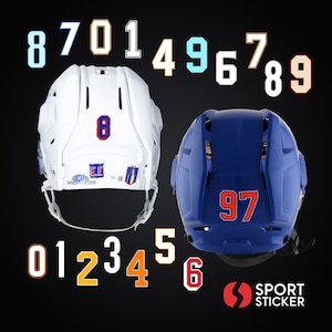 Peut inclure: Deux casques de hockey avec des numéros dessus. Le casque de gauche est blanc avec un logo bleu et rouge et le numéro 8. Le casque de droite est bleu avec le numéro 97. Il y a des numéros de 0 à 9 en arrière-plan.