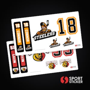 Peut inclure: Un ensemble d'autocollants sur le thème du hockey avec un joueur tenant une crosse, une mascotte ours et un logo d'équipe avec le texte "Sheffield Steelers". Les autocollants comprennent également les numéros des joueurs, les noms et le texte "Owen Sound".