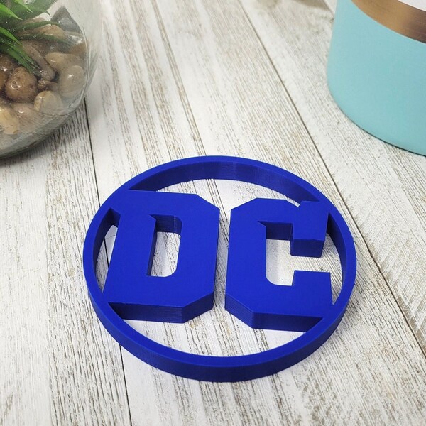 Logo style DC Comics, Art mural déco, Présentoir d'étagère, Décoration de chambre, Impression 3D, Super héros, Homme des cavernes, Salle de jeux, Films, Comics DC Universe