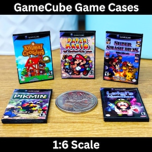Puede incluir: Seis cajas de juegos de GameCube en miniatura, incluyendo Animal Crossing, Paper Mario: The Thousand-Year Door, Super Smash Bros. Melee, Pikmin, Luigi's Mansion y una moneda de plata. Las cajas son a escala 1:6.
