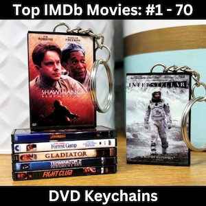 Könnte beinhalten: Ein Set mit sechs DVD-Schlüsselanhängern mit beliebten Filmen, darunter "Die Verurteilten", "Forrest Gump", "Gladiator", "Terminator 2: Judgment Day" und "Fight Club". Die Schlüsselanhänger sind schwarz mit weißem Text und Bildern.