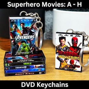 Mini DVD Schlüsselanhänger - Superhelden Filme (A-H), Miniatur Film Cover Art Case, MCU DCEU Held Bösewicht, Super Ameisen-Fledermaus Kapitän Kinder Schlüsselring, Geschenk