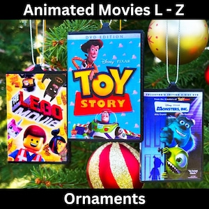Pode incluir: Enfeites de árvore de Natal em forma de capas de DVD de filmes de animação. Os enfeites incluem "The Lego Movie", "Toy Story" e "Monsters, Inc.". O texto "Animated Movies L-Z" e "Ornaments" também é visível.