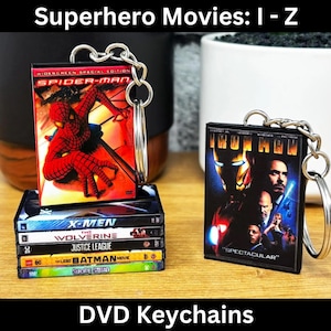 Mini DVD Schlüsselanhänger - Superhelden Filme (I-Z), Miniatur Film Cover Art Case, MCU DCEU Held Bösewicht, Super Iron Spider XMen Kinder Schlüsselring, Geschenk