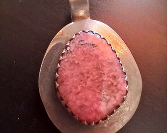 Vintage Pink Natural Stone Pendant hook bail hammered 925 silver teardrop shape black and white occlusions in stone