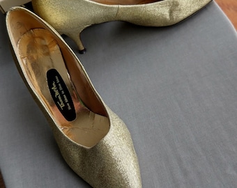 Thom McAn Gold Sparkle Pumps 2.5" kitten heels sz 7.5 B vintage 1960s knockout glam +patch AA/ heel