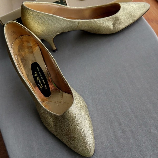 Thom McAn Gold Sparkle Pumps 2.5" kitten heels sz 7.5 B vintage 1960s knockout glam +patch AA/ heel