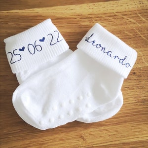 Baby Socken Name und Datum mit Schrift in Dunkelblau