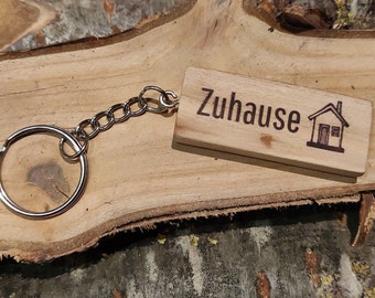 personalisierter Schlüsselanhänger aus Holz "Zuhause" mit Schlüsselring. Verschiedene kleine Zusatz-Anhänger wählbar.