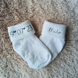 Baby Socken Name und Datum mit Schrift in Grau