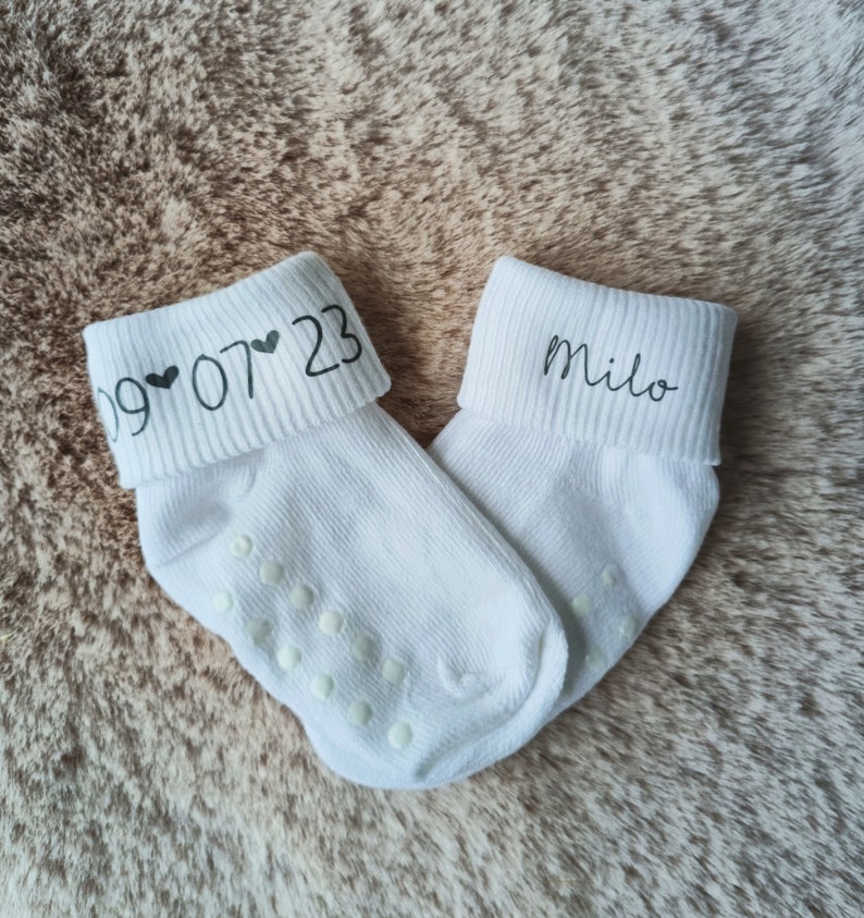 Baby Socken Name und Datum mit Schrift in Grau