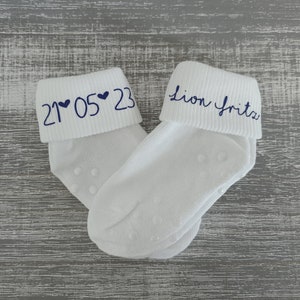 Baby Socken Name und Datum mit Schrift inDunkelblau