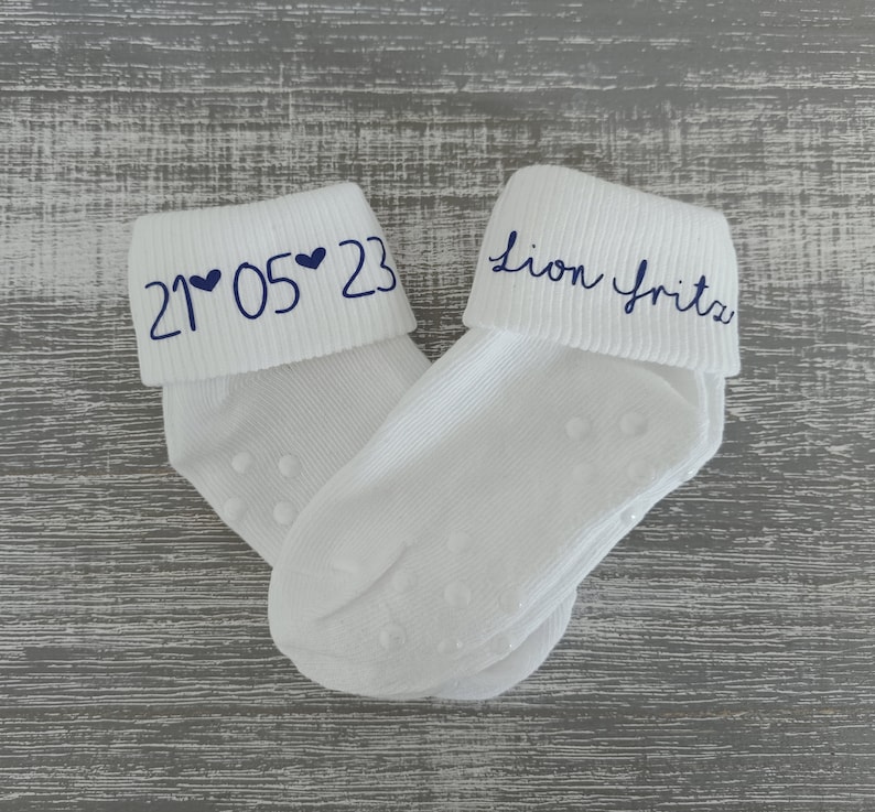 Baby Socken Name und Datum mit Schrift inDunkelblau