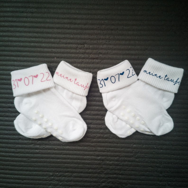 Baby Socken "Meine Taufe" mit Schrift in Rosa und Dunkelblau