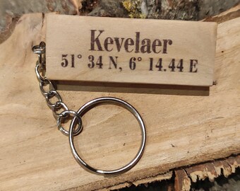 Personalized wooden keychain with GPS coordinates of your desired location. Various small additional trailers available.