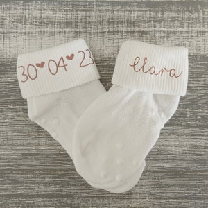 Baby Socken Name und Datum mit Schrift in Rosegold