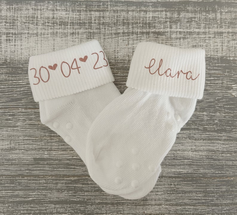 Baby Socken Name und Datum mit Schrift in Rosegold