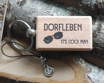 Handgefertigter Schlüsselanhänger "Dorfleben - It's cool man" aus Holz mit Schlüsselring. Verschiedene kleine Zusatz-Anhänger wählbar.