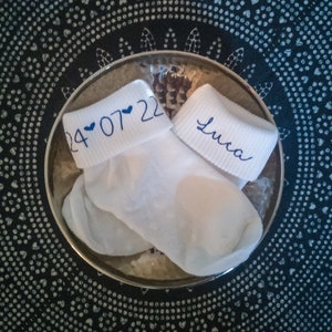 Baby Socken Name und Datum mit Schrift in Dunkelblau