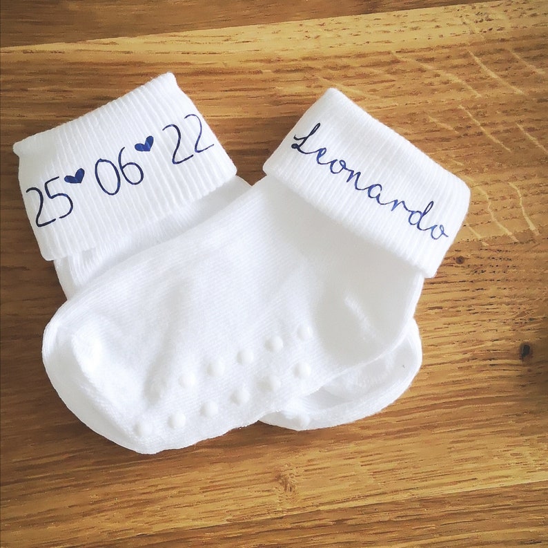 Baby Socken Name und Datum mit Schrift in Dunkelblau