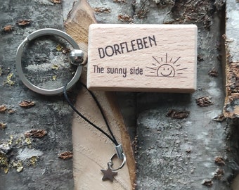 Handgefertigter Schlüsselanhänger "Dorfleben - The Sunny side" aus Holz mit Schlüsselring. Verschiedene kleine Zusatz-Anhänger wählbar.