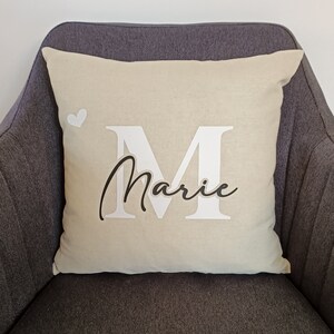 Kissen für Marie in Beige mit Schrift in Schwarz und Weiß