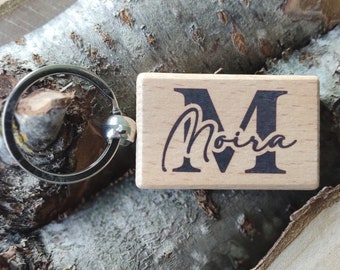 Personalisierter Schlüsselanhänger aus Holz mit deinem Wunschnamens. Verschiedene kleine Zusatz-Anhänger wählbar.