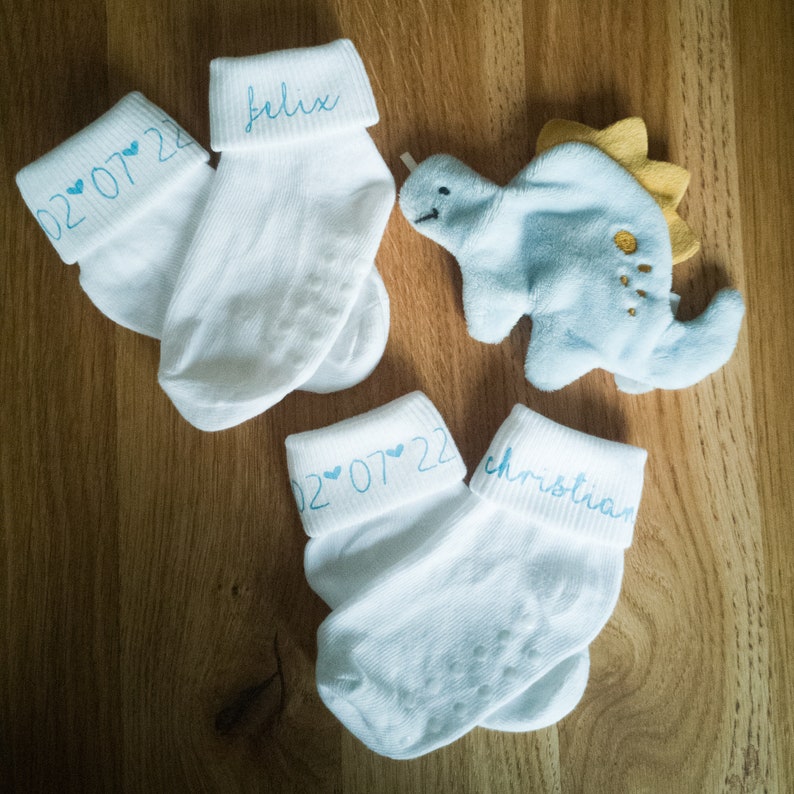 Baby Socken Name und Datum mit Schrift in Hellblau