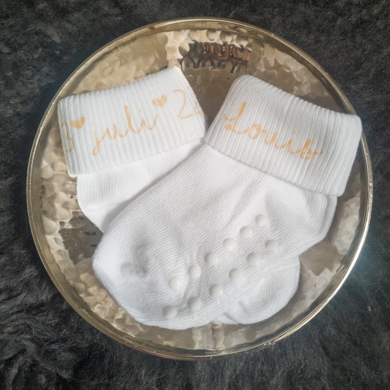 Baby Socken Name und Datum mit Schrift in Beige