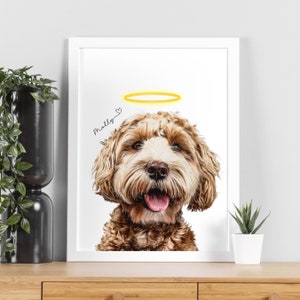 Op de afbeelding: Een digitale illustratie van een bruine en witte hond met een halo boven zijn hoofd. De hond kijkt naar de kijker met zijn tong naar buiten. De tekst "Mally" is links in het beeld in cursief geschreven.