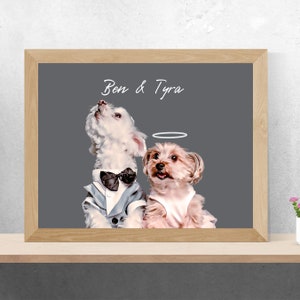 Op de afbeelding: Een ingelijst afdruk met een grijze achtergrond waarop twee honden te zien zijn, een witte en een bruine, die formele kleding dragen. De honden kijken omhoog en de tekst "Ben & Tyra" staat erboven.