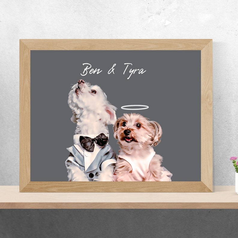 Op de afbeelding: Een ingelijst afdruk met een grijze achtergrond waarop twee honden te zien zijn, een witte en een bruine, die formele kleding dragen. De honden kijken omhoog en de tekst "Ben & Tyra" staat erboven.