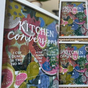 Puede incluir: Un gráfico de conversión de cocina colorido con un fondo floral. El gráfico incluye medidas para tazas, onzas, cucharadas y mililitros. El texto "KITCHEN conversions" está escrito en blanco sobre un fondo rosa.