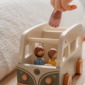 Retro Van Camper mit Spielfiguren Little Dutch Mit Namen personalisiert Bild 4