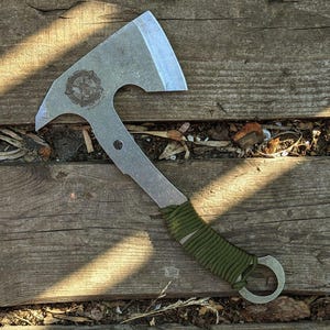 Throwing Axe – Hand-Forged Carbon Steel Hatchet, Tactical Camping Tomahawk, Survival Tool, Precision Throwing, Stonewash Finish